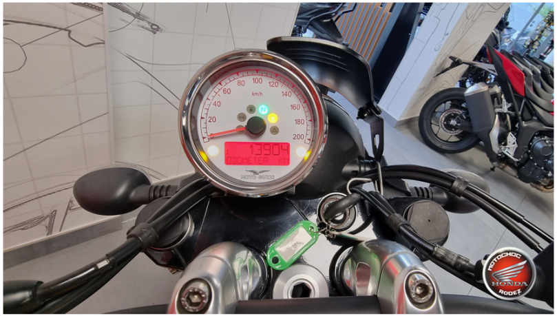 MOTO GUZZI V9 BOOBER - ONET LE CHATEAU